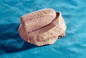 Prehistoire: tuz öğütme için öğütme taşı. Saint Germain en Laye, Ulusal Arkeoloji Müzesi by Prehistoric Prehistoric