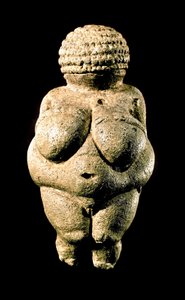 Tarih Öncesi Sanat: Willendorf Venüsü - Çok gelişmiş formlara sahip bir kadını temsil eden kireçtaşı heykelciği, MÖ 23000 (üst paleolitik) Dim. 11 cm - Viyana, Ulusal Doğa Tarihi Müzesi - Tarih Öncesi: Willendorf Venüsü - Oolitik kireçtaşı, h.