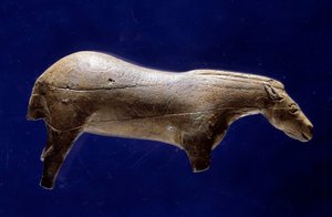 Tarih öncesi sanat (Orta Magdalenian): Espelugues (Hautes-Pyrenees) Dim mağarasından fildişi mamutta bir yuvarlak at heykeli. 0,073x0,035x0,017 m. Saint Germain en Laye, Ulusal Arkeoloji Müzesi