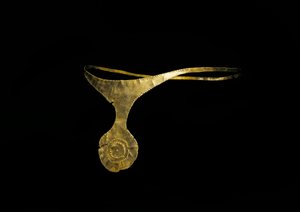 Tarih öncesi sanat, Tunç Çağı. “El Argar” Kültürü. Altın “Caravaca veya Cehegin” diademi. Madrid Arkeoloji Müzesi, İspanya by Prehistoric Prehistoric
