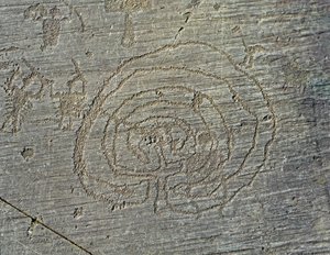 Tarihöncesi, Camunni uygarlığı, kaya sanatı: savaşçıların kalkan ve kılıç silahlarını ve bir labirenti temsil eden bir mezar taşı. Neolitik ve Tunç Çağı arasındaki dönem. Roche. 35 Capo di Ponte, Parco nazionale delle incisioni rupestri di Naqu by Prehistoric Prehistoric