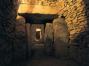 Prehistorya: Romeral dolmen, neolitik mezar (MÖ 3000). İspanya, Endülüs, Antequera. by Prehistoric Prehistoric