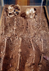 Prehistorya: İki çocuğun iskeletleri. 30000-25000 M.Ö. Grimaldi mağarasından. Saint Germain en Laye, Ulusal Arkeoloji Müzesi by Prehistoric Prehistoric