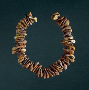 Prehistorya, Taş Devri: Polesine, Veneto mağarasından kemik kolye. Roma, Luigi Pigorini Ulusal Tarih Öncesi Etnografya Müzesi by Prehistoric Prehistoric