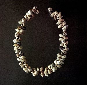 Prehistorya, Taş Devri: Polesine, Venedik mağarasından deniz kabuğu kolyesi. Ortalama neolitik. Roma, Luigi Pigorini Ulusal Tarih Öncesi Etnografya Müzesi by Prehistoric Prehistoric