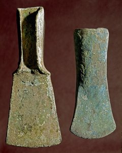 Tarih öncesi: çakmaktaşından balta ve mızrak ucu. Apenin Uygarlığı (veya İtalyan Bronz Çağı). 1400-1300 M.Ö. Perugia, Museo Archeologico Nazionale dell