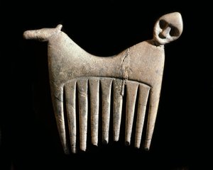 Tarih öncesi: Gotland adasından bir insan ve at başlı kemik tarağı. Taş Devri. İsveç Ulusal Eski Eserler Müzesi, Stockholm İsveç