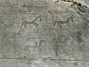 Tarihöncesi, Camunni uygarlığı, kaya sanatı: bir av sahnesinin mezar taşı, bir avcı bir mızrakla masturbasyon yapıyor. Neolitik ve Tunç Çağı arasındaki dönem. Capo di Ponte, Naquane Kaya Oymaları Milli Parkı, Valcamonica, Val Camonica, Ital by Prehistoric Prehistoric