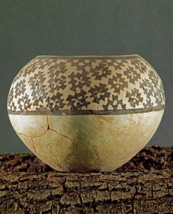Prehistorya: Gheoksjur (Güney Türkmenistan) bölgesinden Anau tipi geometrik süslemeli kil vazo. MÖ 4000-3500 Eneolitik, Bakır Çağı. Saint Petersburg, Hermitage Müzesi, Rusya by Prehistoric Prehistoric