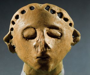 Tarih öncesi, Cucuteni-Trypillia kültürü (Cucuteni Trypillia veya Tripolya): kil heykel başı. MÖ 3000 Neolitik, Taş Devri. Kişinev (Kişinev), Moldova Cumhuriyeti Tarihsel Bilimler Enstitüsü