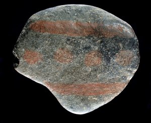 Prehistorya: Azilian döneminden kalma boyalı çakıl. 9000 M.Ö. Saint-Germain-en-Laye, Ulusal Arkeoloji Müzesi by Prehistoric Prehistoric