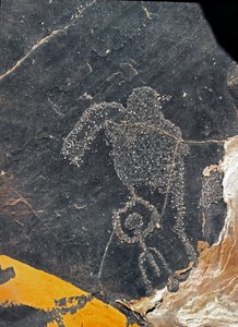 Tarih öncesi, kaya sanatı: bir insan figürünün mezar taşı. Taş Devri 5000-2000 M.Ö. Taghit, Haut plato du Hoggar (Ahaggar), Cezayir by Prehistoric Prehistoric