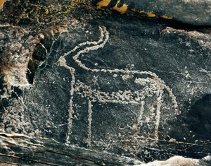 Tarih öncesi, kaya sanatı: bir antilop temsilinin mezar taşı. Taş Devri 5000-2000 M.Ö. Taghit, Haut plato du Hoggar (Ahaggar), Cezayir by Prehistoric Prehistoric