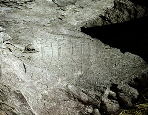 Tarihöncesi, kaya sanatı: Bir arabayı çeken iki çift öküzün ciddi kaya tasvirleri. Bakır çağı. Eneolitik dönem (kalkolitik). Roche no. 2. Cemmo (Brescia) Ulusal Arkeoloji Parkı, Cemmo Kayaları, İtalya by Prehistoric Prehistoric