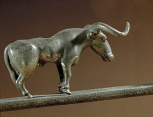 Tarih öncesi: Maykop (Kafkasya) mezarından gümüş boğa heykeli. MÖ 3000-2500 Eneolitik, Bakır Çağı. Saint Petersburg, Hermitage Müzesi, Rusya by Prehistoric Prehistoric