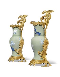 Bir çift Louis XV ibrik, porselen 1662-1722, montaj c.1745-49 (ormolu monte porselen)