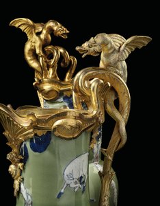 Bir çift Louis XV ibrik, porselen 1662-1722, montaj c.1745-49 (ormolu monte porselen)
