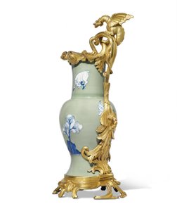 Bir çift Louis XV ibrikten biri, porselen 1662-1722, c.1745-49 monte edilir (ormolu monte edilmiş porselen)