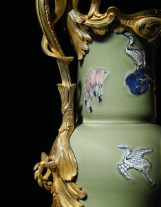 Bir çift Louis XV ibrikten biri, porselen 1662-1722, c.1745-49 monte edilir (ormolu monte edilmiş porselen)