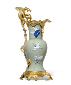 Bir çift Louis XV ibrikten biri, porselen 1662-1722, c.1745-49 monte edilir (ormolu monte edilmiş porselen)
