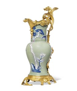 Bir çift Louis XV ibrikten biri, porselen 1662-1722, c.1745-49 monte edilir (ormolu monte edilmiş porselen)