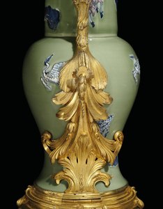 Bir çift Louis XV ibrikten biri, porselen 1662-1722, c.1745-49 monte edilir (ormolu monte edilmiş porselen)