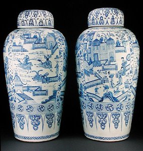 Bir çift mavi beyaz asker vazosu, c.1700 (porselen) by Qing Dynasty Chinese School
