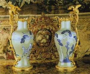 Bir çift Louis XV ibrik, porselen 1662-1722, montaj c.1745-49 (ormolu monte porselen)