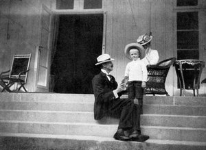 Norveç Kralı VII. Haakon, oğlu Olav ve Prenses Victoria, Bygdøy, Norveç, 1908.