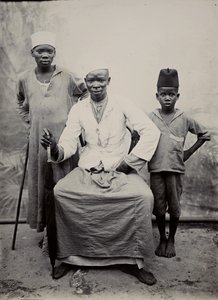 Erkek ve iki erkek, Tanzanya (jelatin gümüş baskı) by R. V. Pereira