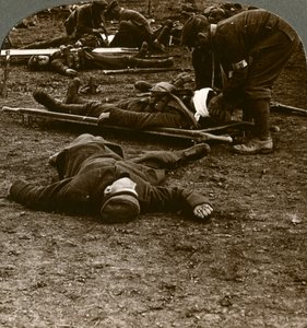 Savaşın fırtınası ve stresinden sonra yaralılara bakmak, Birinci Dünya Savaşı, 1914-1918. by Realistic Travels Publishers