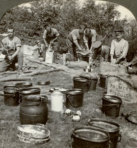 Ordu aşçıları yemek hazırlıyor, Birinci Dünya Savaşı, 1914-1918. by Realistic Travels Publishers