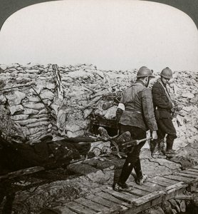 Bir siperde yaralı taşıyan Belçikalı sedye taşıyıcıları, Dixmude, Belçika, Birinci Dünya Savaşı, 1914-1918. by Realistic Travels Publishers