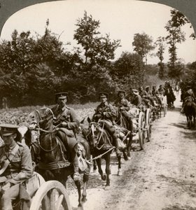 Yedek mühimmat getirmek, Birinci Dünya Savaşı, 1914-1918. by Realistic Travels Publishers