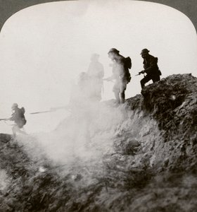 Gaz ve duman örtüsü altında ilerleyen İngiliz askerleri, Fransa, I. Dünya Savaşı, 1916 by Realistic Travels Publishers