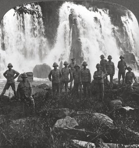 İngiliz birlikleri bir şelalede kendilerini yeniliyor, Afrika, I. Dünya Savaşı, c1914-c1918 by Realistic Travels Publishers