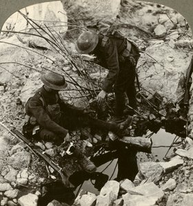Yaralı bir arkadaşa su vermek, Hooge, Ypres, Belçika, Birinci Dünya Savaşı, 1914-1918. by Realistic Travels Publishers