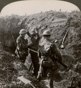Bilgi almak için bir Alman mahkumu sorgulamak, Birinci Dünya Savaşı, 1914-1918. by Realistic Travels Publishers