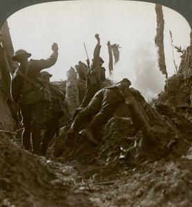 Kuzey Ülke birlikleri bir Alman makineli tüfek mevzisini bombalıyor, Polygon Wood, 20. yüzyıl by Realistic Travels Publishers