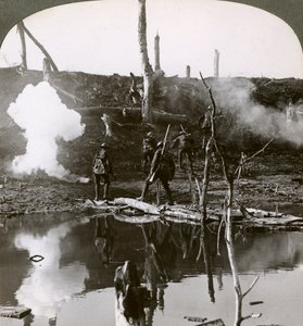 Ancre nehrini geçen askerler, Somme Muharebesi, Fransa, I. Dünya Savaşı, 1916. by Realistic Travels Publishers