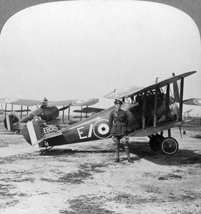 Alman hatları üzerinde bir devriye için hazır Sopwith Camel uçağı, I. Dünya Savaşı, c1917-c1918 by Realistic Travels Publishers