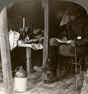 Bir sığınaktaki kurmay subay, bir saldırı öncesinde ayrıntıları inceliyor, Birinci Dünya Savaşı, 1914-1918 by Realistic Travels Publishers