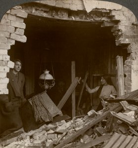 Bir Alman Zeplin bombasının verdiği hasar, Birinci Dünya Savaşı, 1914-1918. by Realistic Travels Publishers