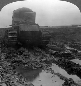 Çamurlu bir savaş alanında tazı tankı, Morcourt, Fransa, Birinci Dünya Savaşı, 1918. by Realistic Travels Publishers