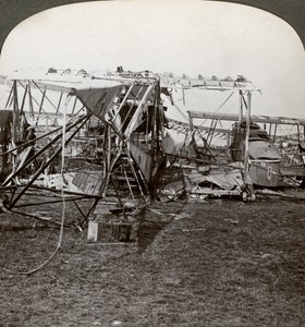 Hava savunmasını kırmaya çalışan bir Alman bombardıman uçağının enkazı, Birinci Dünya Savaşı, 1914-1918. by Realistic Travels Publishers
