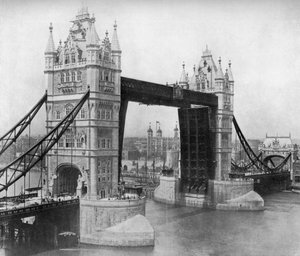 Tower Bridge, Londra, 1911-1912.