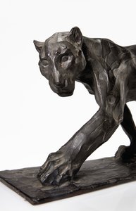 Panter yürüyüşü, arka bacağı kaldırılmış, c.1904 (patine bronz) by Rembrandt Bugatti