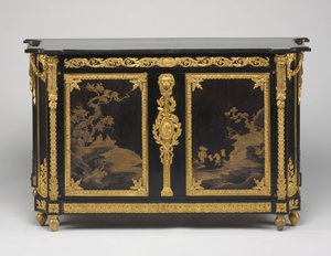 Çekmeceli Sandık (Komodin), c.1765-1770 (Japon lake panelli abanoz kaplama, yaldızlı bronz montaj parçaları ve mermer tabla) by Rene Dubois