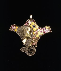 Genç bir kızı betimleyen bir kolye by Rene Jules Lalique