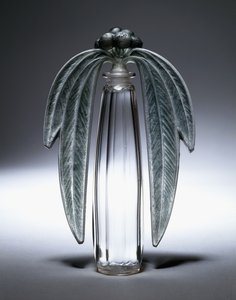 Bouchon Okaliptüs, No. 507, c.1919 (şeffaf, buzlu ve yeşil vitray) by Rene Jules Lalique